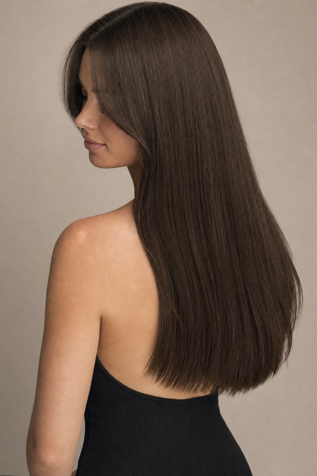 Model mit Extensions in Farbe 3 Samtbraun