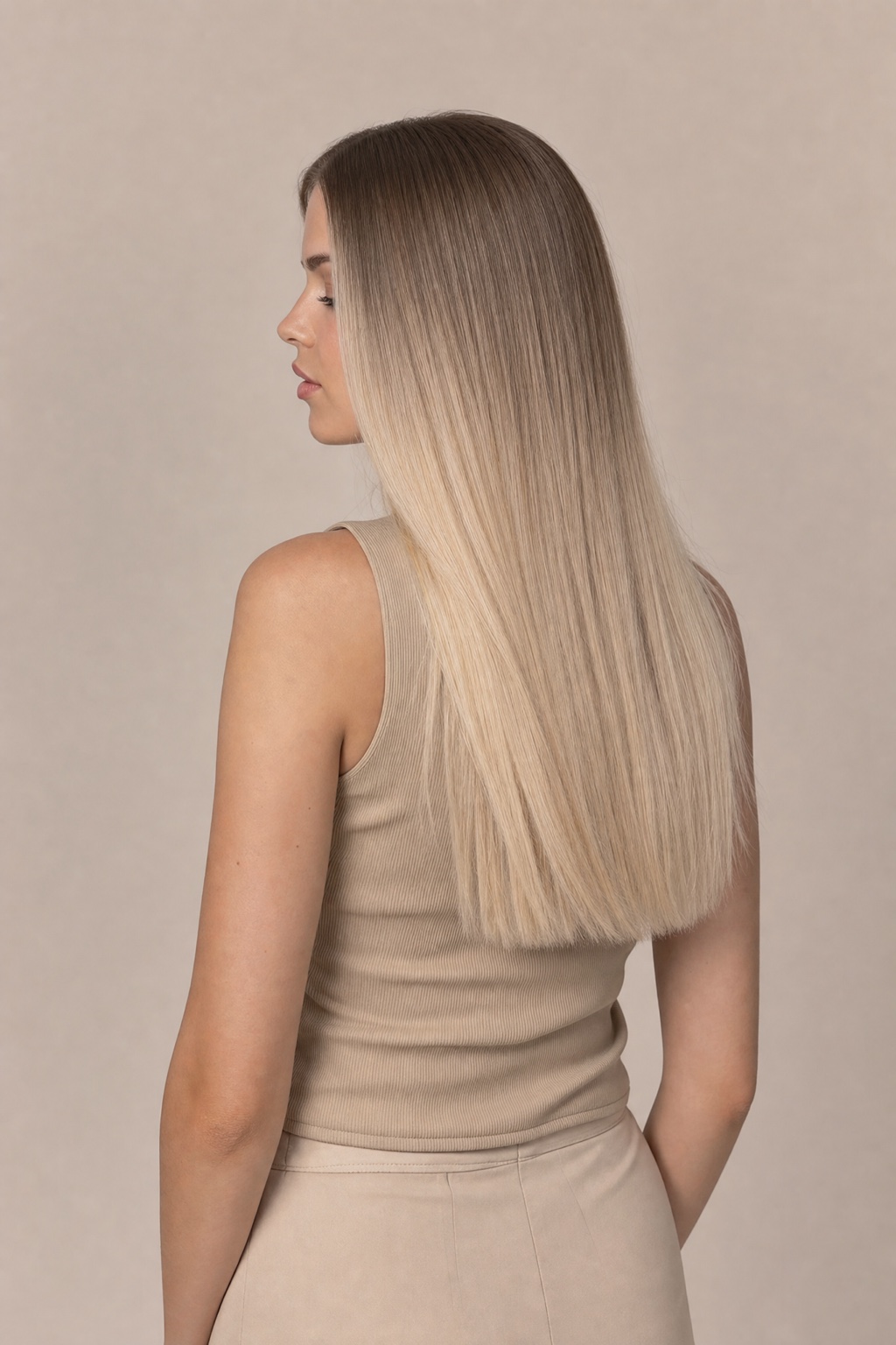 Model mit Extensions in Farbe 7/614 Dunkelaschblond/Aschhellblond