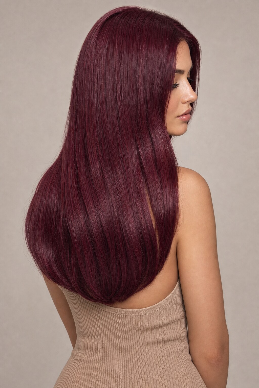 Model mit Extensions in Farbe 99J Dunkles Cherry Red