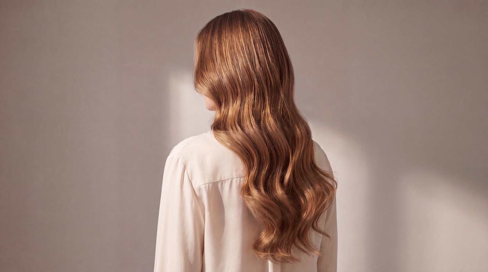 Frau mit langem, glänzendem Haar als Inspiration für die perfekte Haarverlängerung